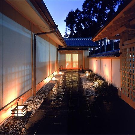 Menard Aoyama Resort: Wafukan Utatsukasa Iga Bagian luar foto