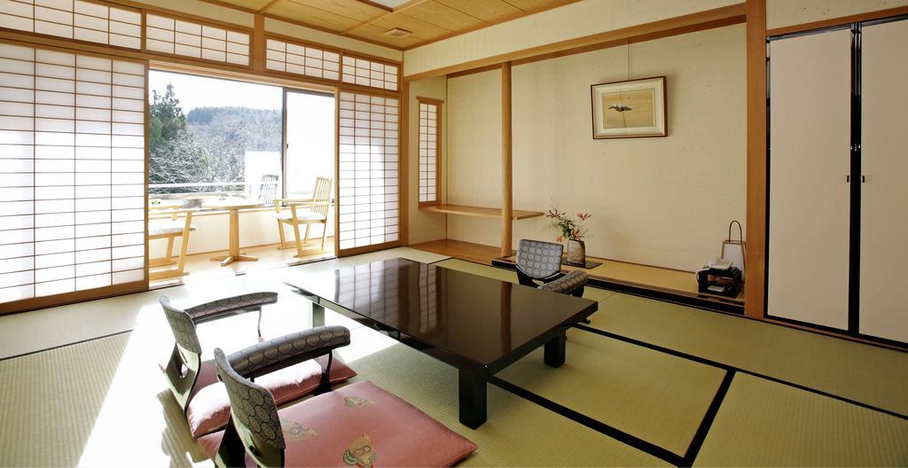 Menard Aoyama Resort: Wafukan Utatsukasa Iga Bagian luar foto